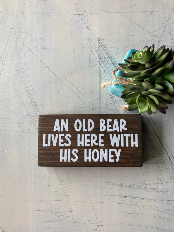 An old bear lives here with his honey Online now