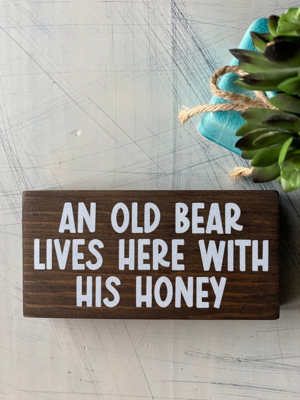 An old bear lives here with his honey Online now